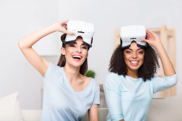 Meninas positivas usando dispositivo de realidade virtual — Fotografia de Stock