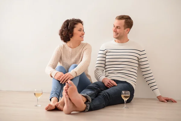 Pareja positiva descansando en el suelo — Foto de Stock