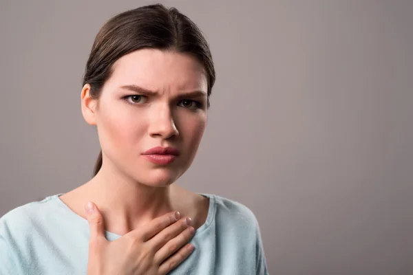 Meisje houdt haar hand op de borst — Stockfoto