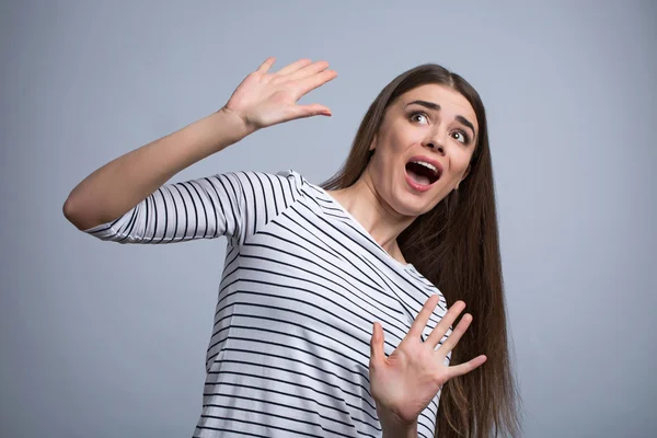 Frightened girl expressing fear — Stock Photo, Image