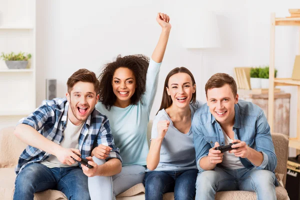 Amigos alegres jogando videogames — Fotografia de Stock