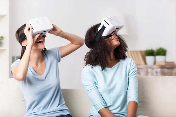 Chicas que utilizan dispositivos de realidad virtual — Foto de Stock