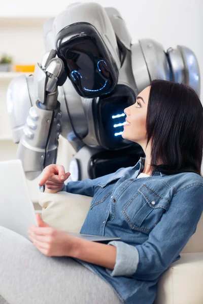 Dizüstü bilgisayar ve robot kullanarak Keyifli kız — Stok fotoğraf