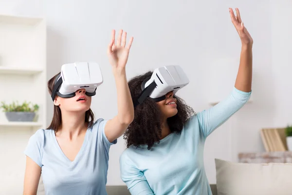 Girls using virtual reality devices — Stockfoto