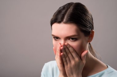 yüzünü elleriyle kapanış kız