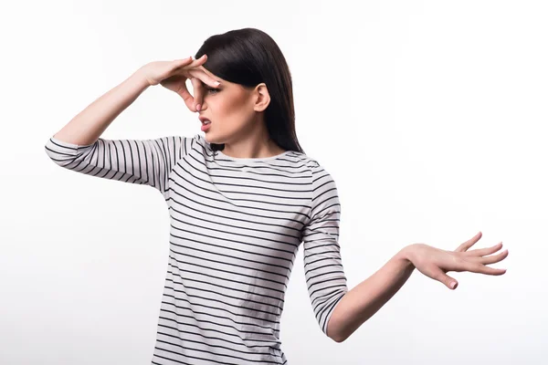 Cheerless meisje sluiten haar neus — Stockfoto