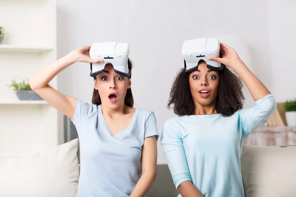 Girls using virtual reality devices — Stockfoto