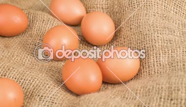 Masanın üzerinde yatan önce tavuk yumurtası