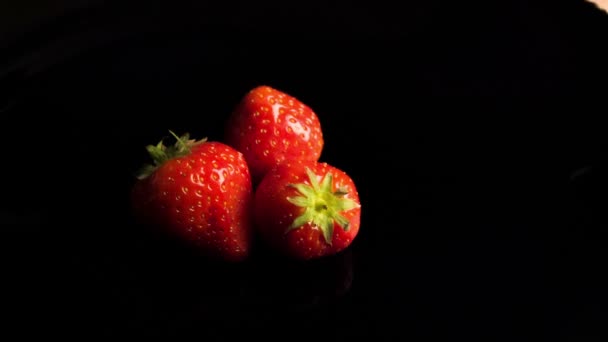 Reife Erdbeeren verrotten — Stockvideo