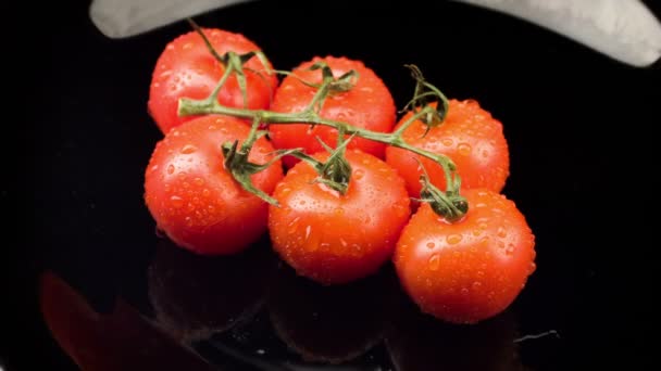 Tomates rojos tumbados en el plato — Vídeo de stock