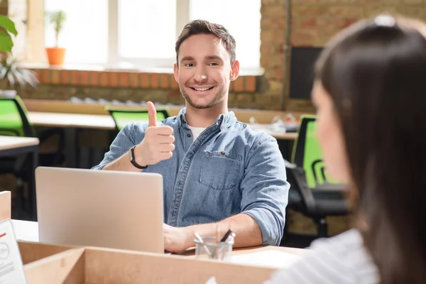 Chers collègues qui travaillent au bureau — Photo