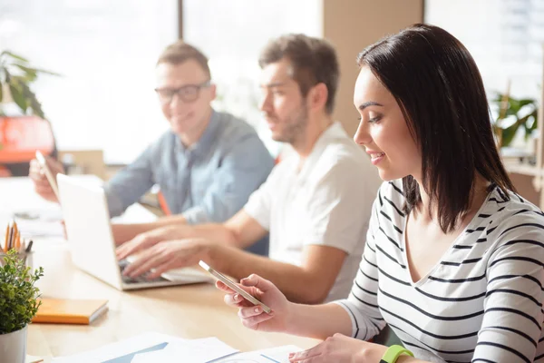 Nettes Mädchen sitzt am Tisch — Stockfoto