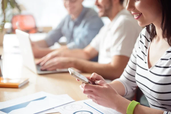 Bella ragazza che utilizza il cellulare — Foto Stock