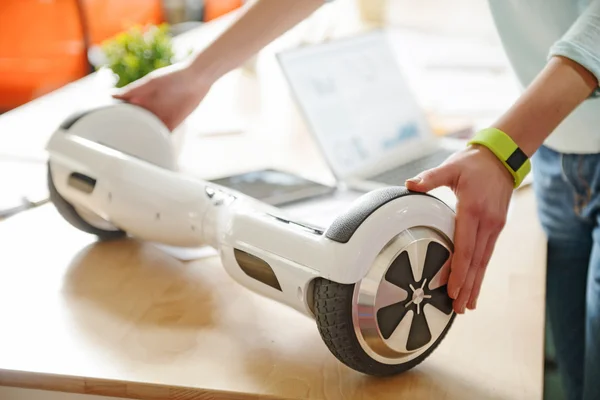 Bom homem segurando mini segway . — Fotografia de Stock