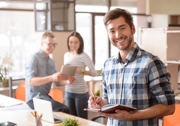 Trevlig man stående på kontoret. — Stockfoto