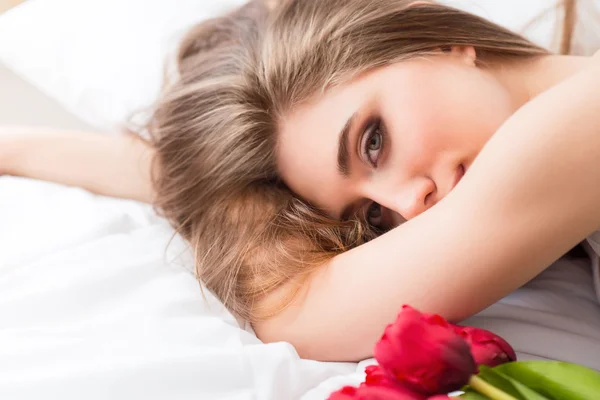 Příjemná okouzlující holka ležící v posteli — Stock fotografie