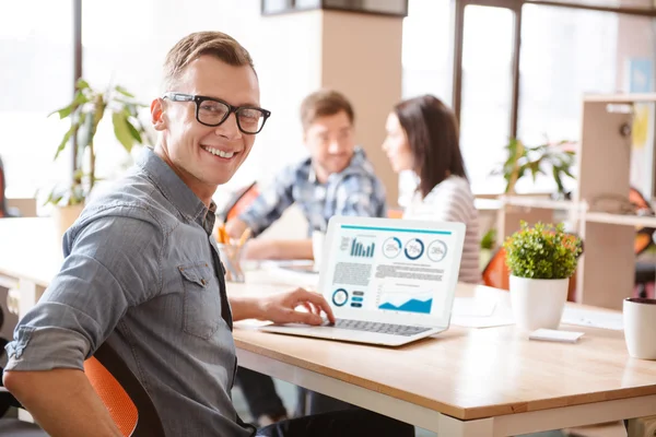 Homem positivo trabalhando no laptop — Fotografia de Stock