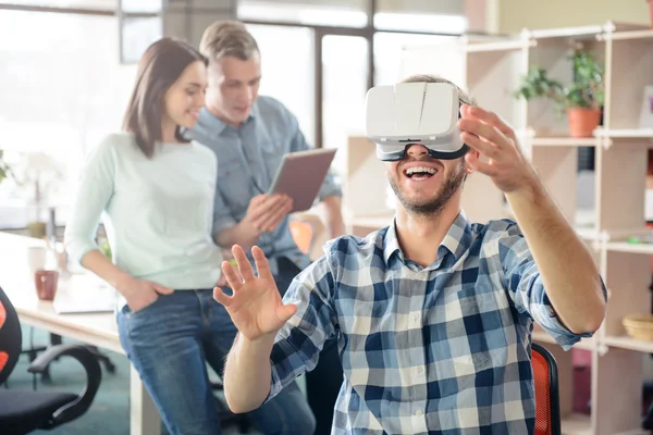 Hombre positivo usando dispositivo de realidad virtual — Foto de Stock