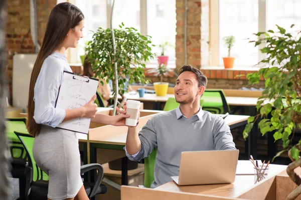 Piacevoli colleghi che lavorano in ufficio — Foto Stock