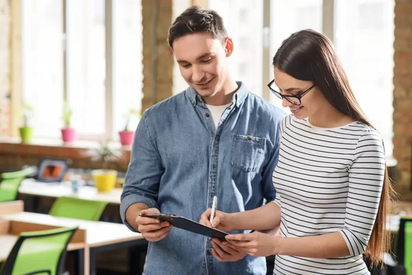 Simpatici colleghi che lavorano in ufficio — Foto Stock