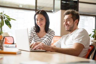Masada oturan memnun iş arkadaşları