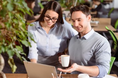 Pozitif meslektaşları dizüstü bilgisayar kullanarak