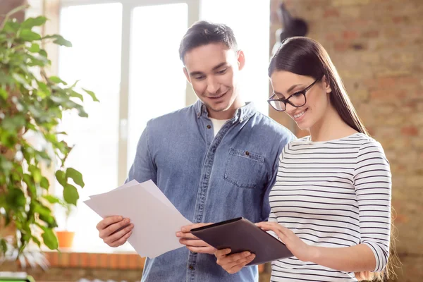 Leuke collega's die werken op kantoor — Stockfoto