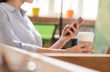 Güzel kız kahve içme