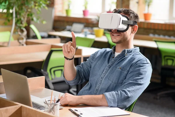 Hombre positivo usando dispositivo de realidad virtual — Foto de Stock