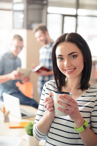 Menina positiva beber café — Fotografia de Stock