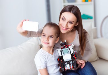 Pozitif anne ve kızı selfies yapma
