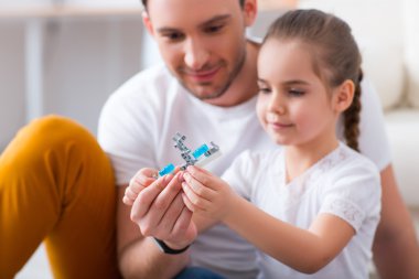 Onun kızı ile katta oynama baba