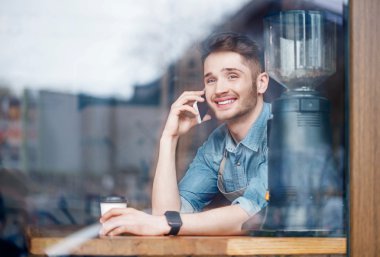 Hoş barista cep telefonuyla konuşuyor