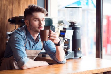 Hoş barista kahve içme