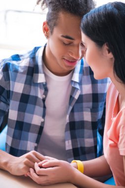 Masada oturan güzel Çift