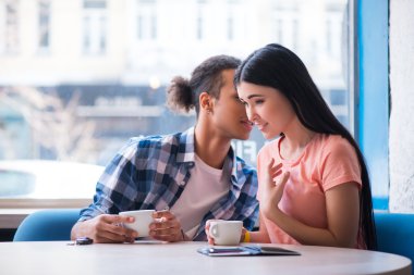Kafede oturan hoş sevgi dolu Çift