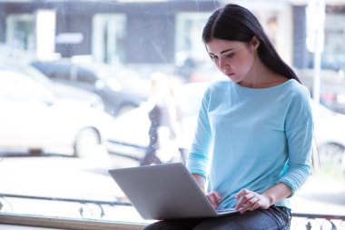 Dizüstü bilgisayar kullanan hoş kadın