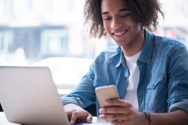 Pozitif adam dizüstü bilgisayar kullanarak