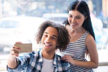 Hoş gülümseyen yapım selfie