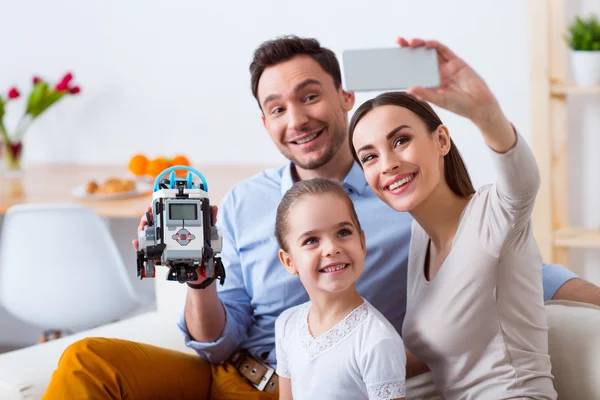 Familia feliz haciendo fotos — Foto de Stock