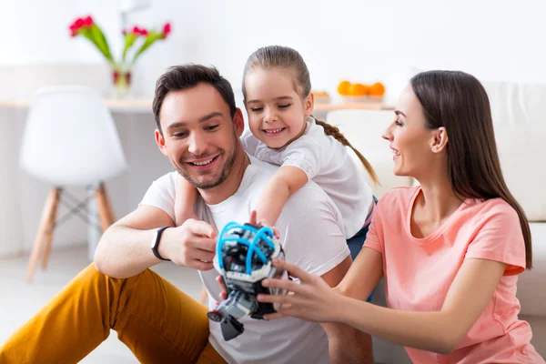 Positivo giocare sul pavimento con sua figlia — Foto Stock