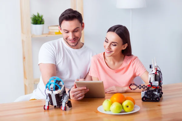 Casal positivo sentado à mesa — Fotografia de Stock