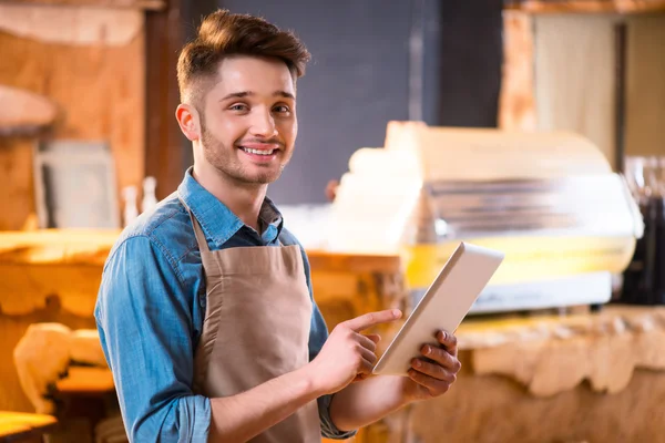 Angenehmer Kellner, der im Café arbeitet — Stockfoto