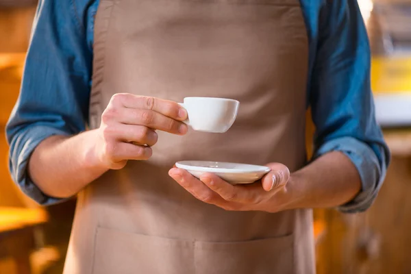 カフェで働いて楽しいウェイター — ストック写真