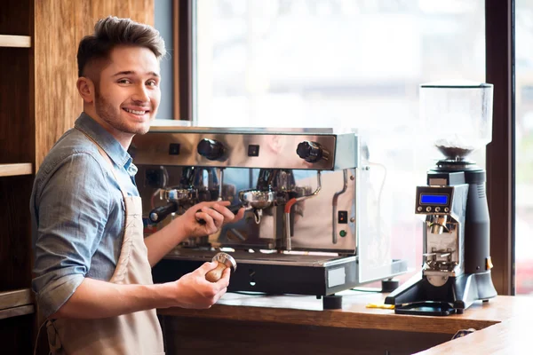 Trevlig barista arbetar i caféet — Stockfoto