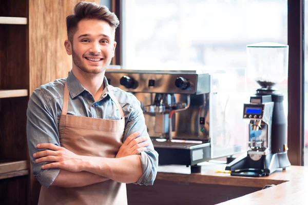 Angenehmer Kellner, der im Café arbeitet — Stockfoto