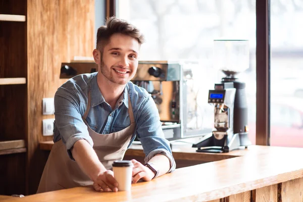 Hoş garson kafede çalışma