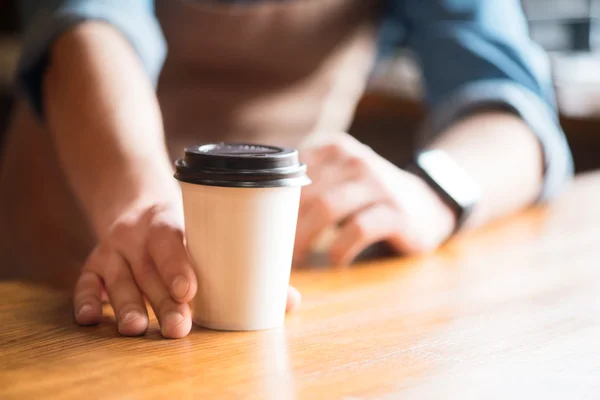 Café em pé sobre a mesa — Fotografia de Stock