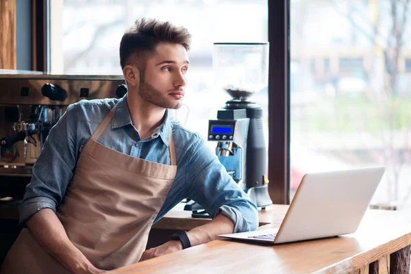 Barista agradável em pé no balcão — Fotografia de Stock