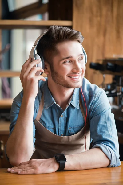 Camarero agradable escuchando música — Foto de Stock